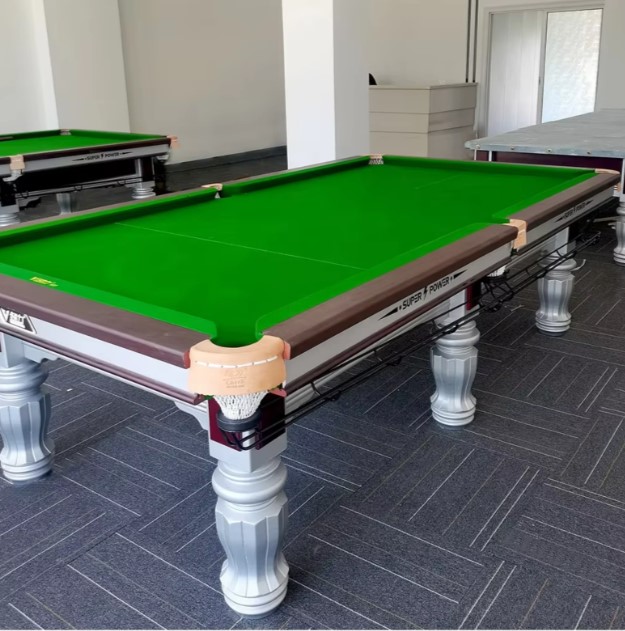 Bàn Snooker Super Power trong phòng chơi có mặt bàn phủ nỉ xanh