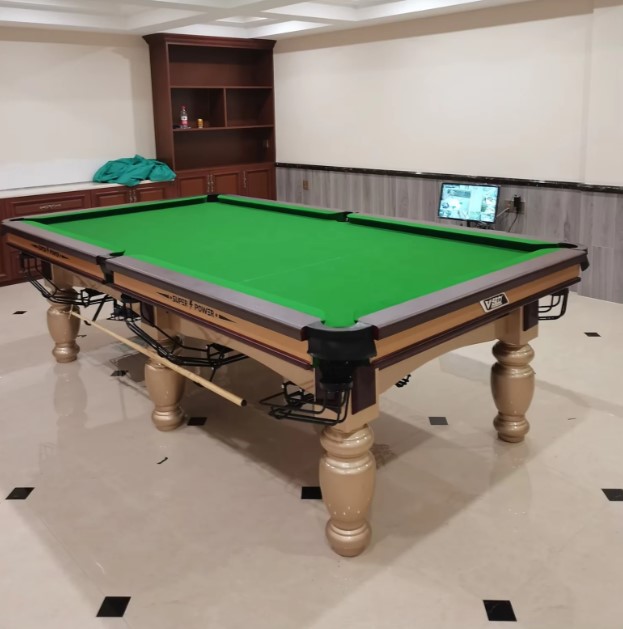 Mẫu bàn Snooker Super Power với mặt nỉ và thành bàn trong phòng chơi
