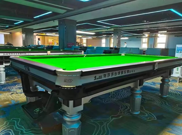 Bàn bida Snooker Super Power mặt nỉ xanh trong không gian câu lạc bộ